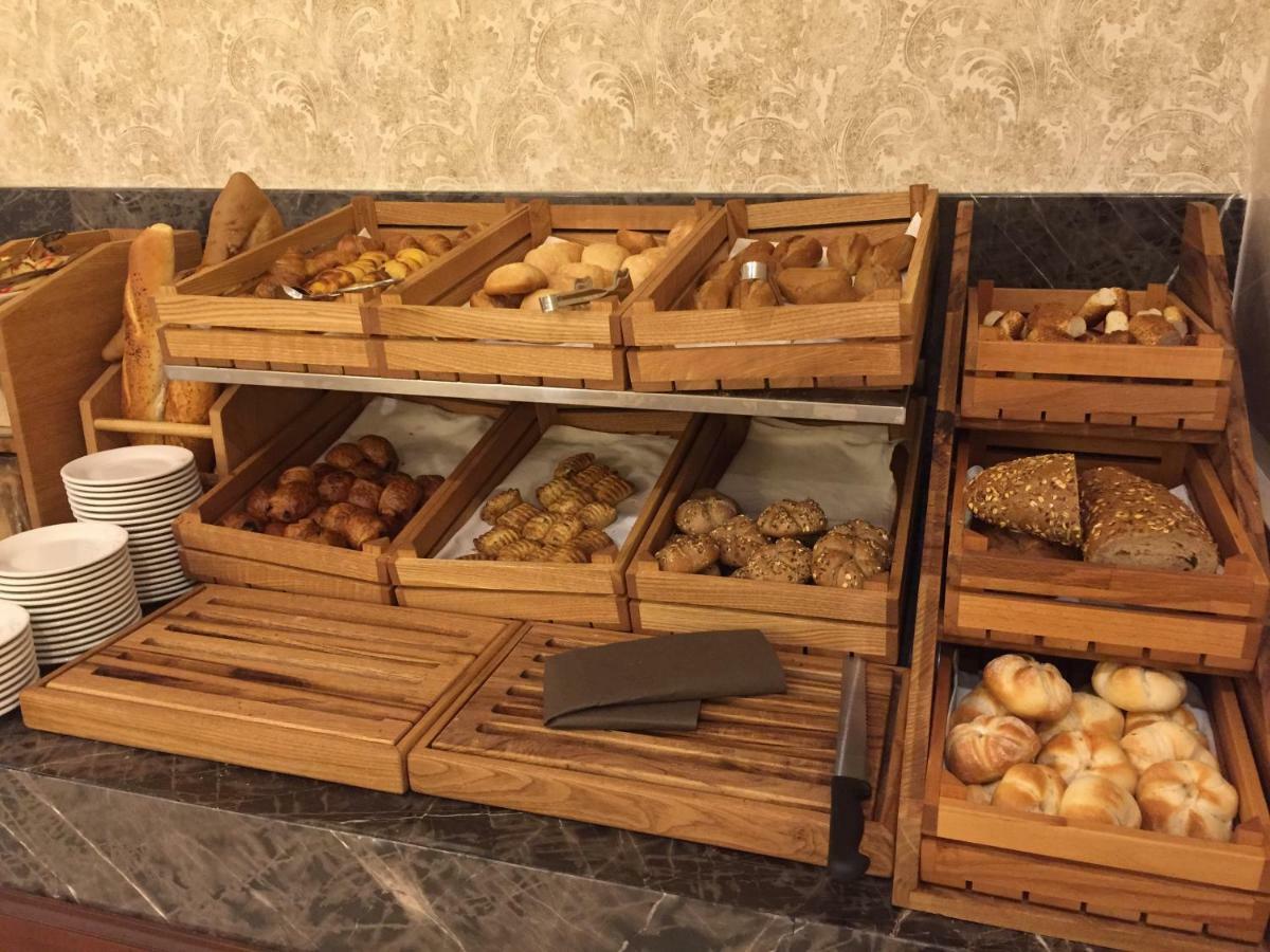 فندق أوتمانز لايف ديلوكس اسطنبول المظهر الخارجي الصورة Bread and pastry display at a buffet